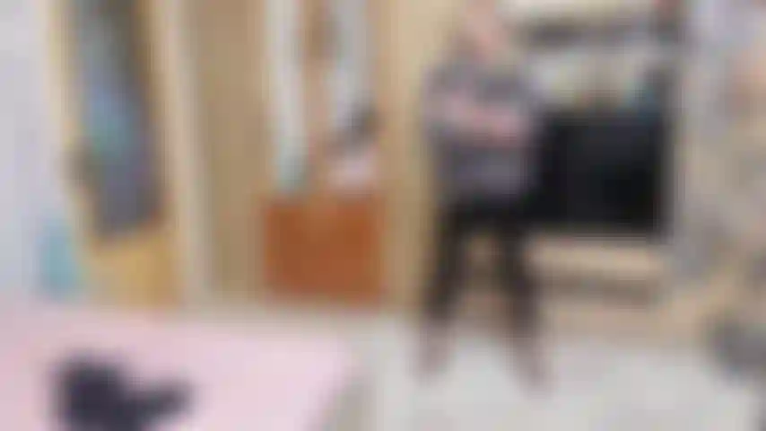 Provocándote con mis pantalones de látex y mi abrigo de piel.