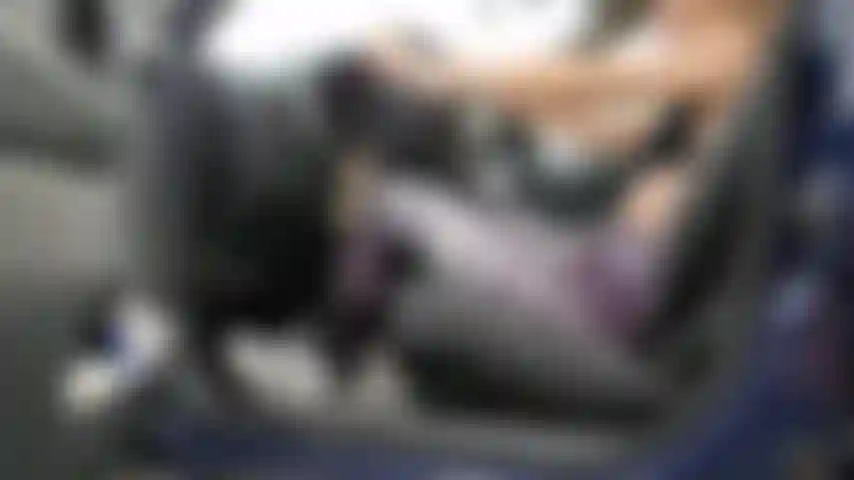 Pedaleo mientras uso zapatillas y leggings.