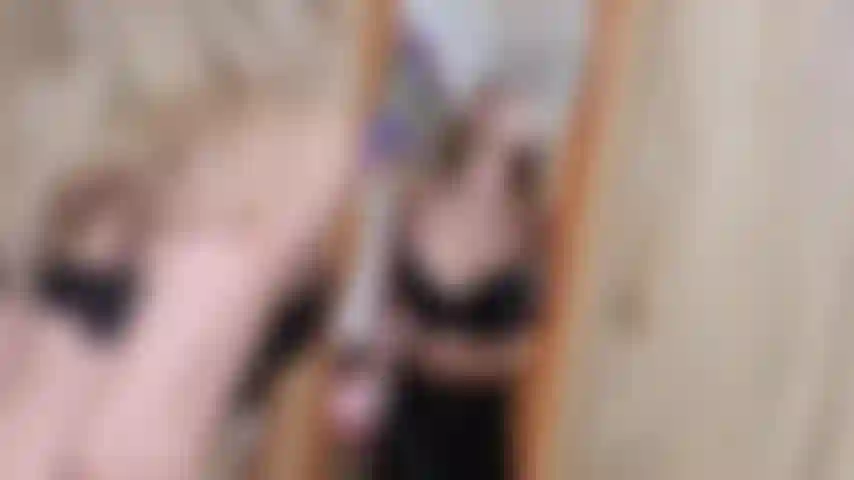 Rubia traviesa y traviesa que escupe en el espejo y juega con saliva mientras usa cuero.