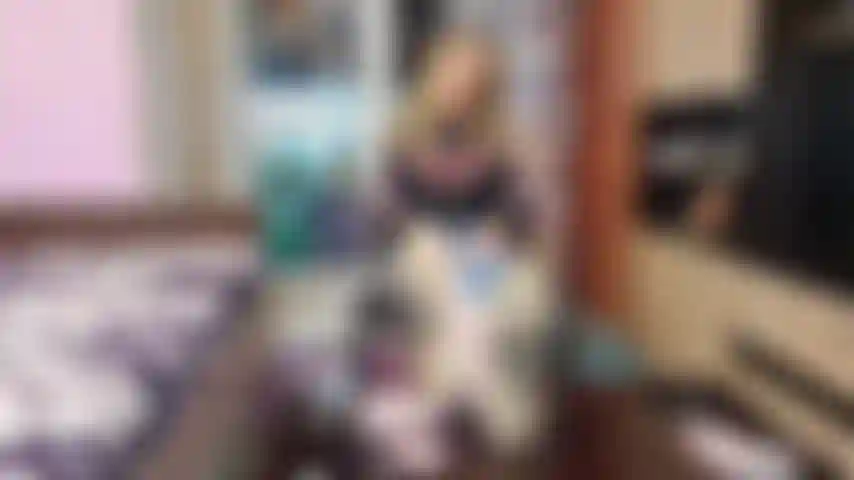 Fetiche de zapatillas, suelas y jeans.