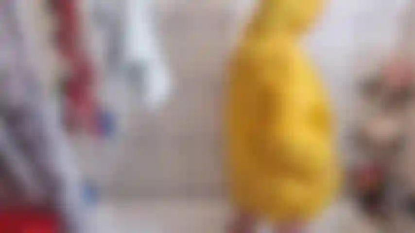 Provocación, juego con el coño mientras uso poncho en la ducha.