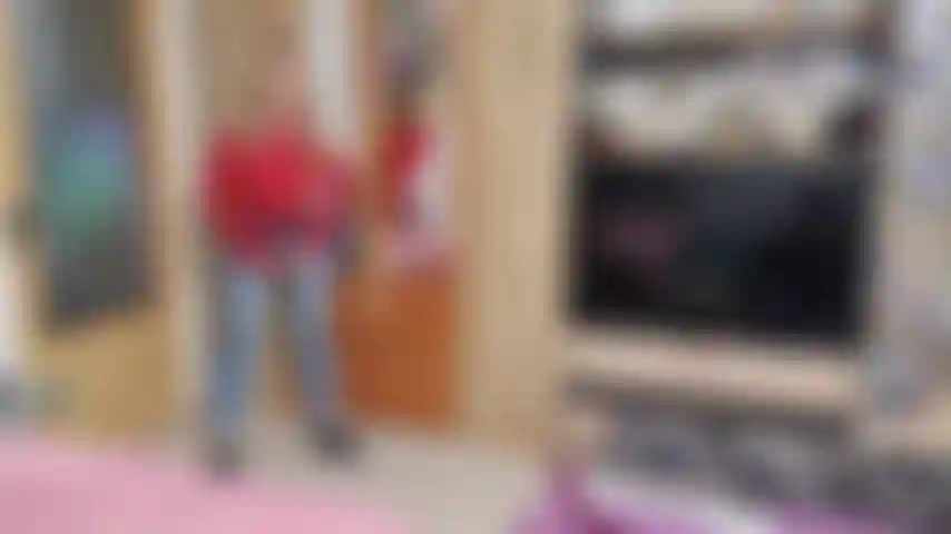 Me burlo de ti mientras modelo con mis jeans de talle alto y mi camisa por dentro mientras te hablo sucio.