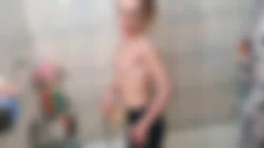 wet jeans, pussy finger thru jeans