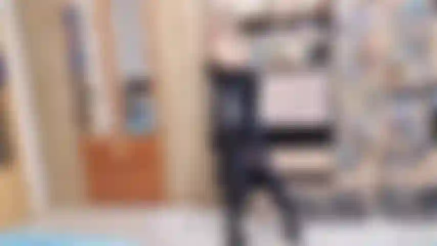 Te provoco con mi vestido ajustado, guantes de látex, tacones.