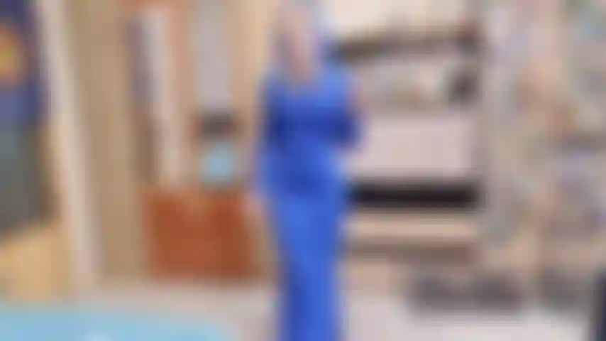 Provocándote con mi vestido ceñido y tacones brillantes mientras fumo.