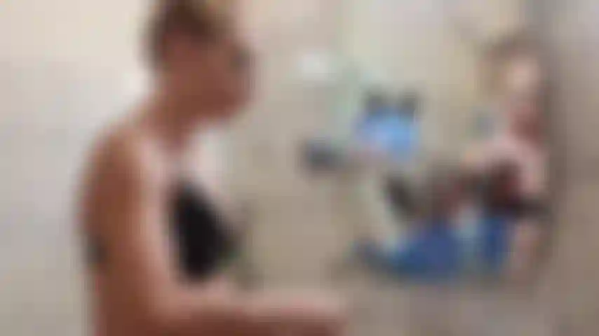 Fetiche de lavarse los dientes, escupir en sujetador de látex.