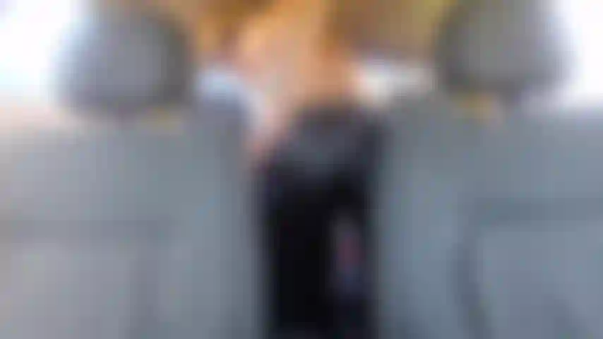 Me masturbo a través de pantalones cortavientos de nailon en el coche.