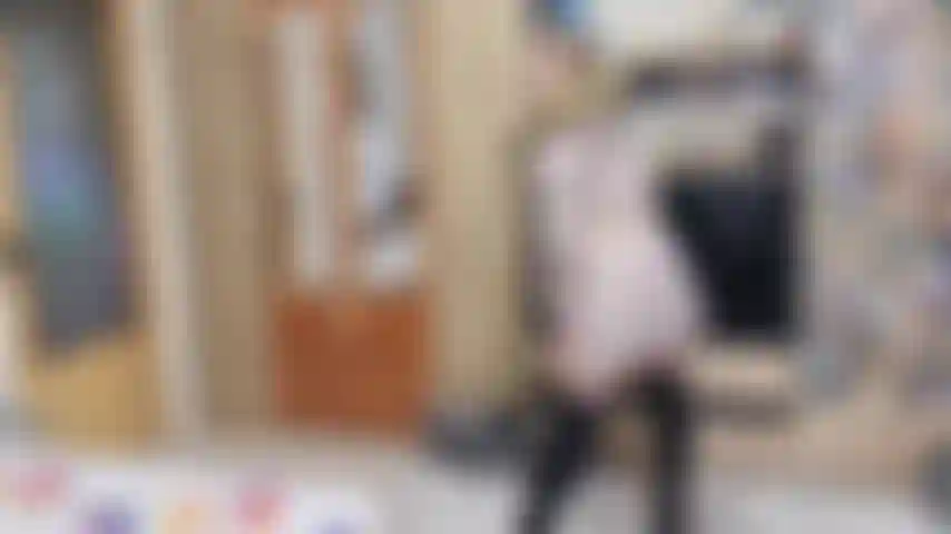 Provocándote con mi mullida chaqueta de invierno y mis botas de tacón alto.