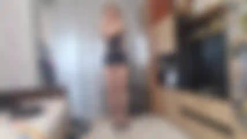 Castigo de orejas, abdominales, posición de murga mientras llevo vestido de látex y zapatos de tacón.