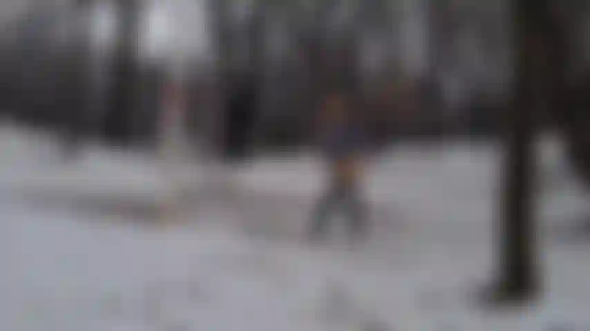 Te provoco mientras modelo mi abrigo de piel al aire libre.