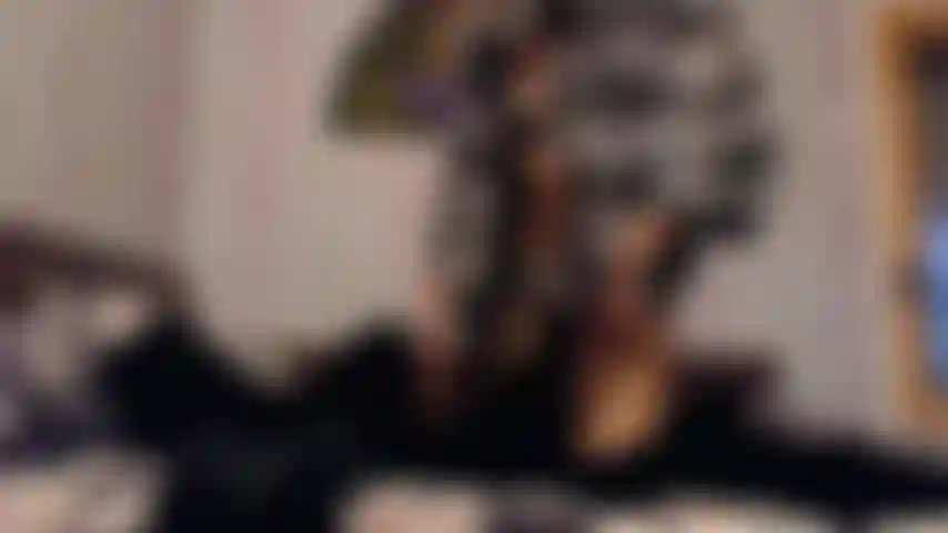 Striptease, tacones, abrigo de piel, lenceria de latex.