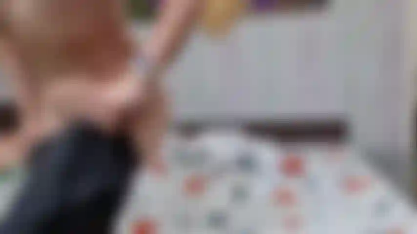 Te provoco con mi culo en pantalones cortavientos de nailon.