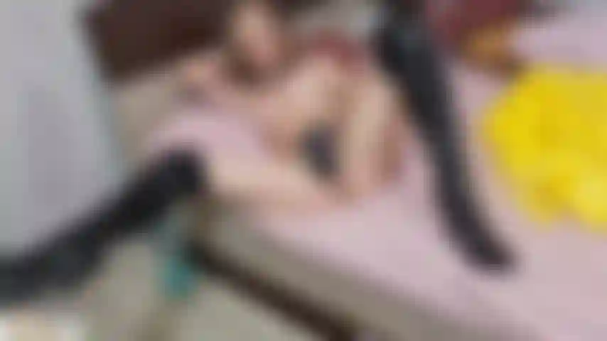 Me masturbo mientras uso guantes y botas de cuero.