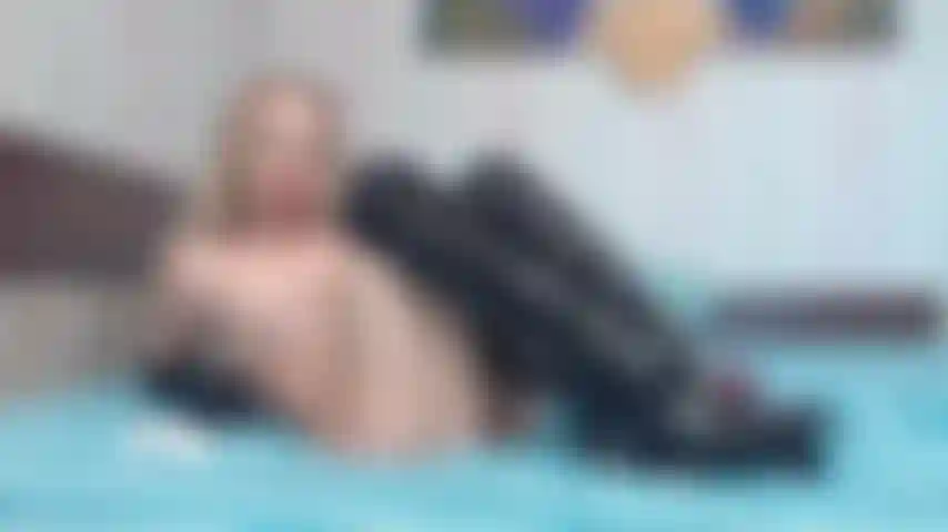 Botas de látex con tacones, bootjob sobre consolador.