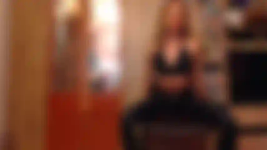 Golpeando mi culo de cuero en tu polla.