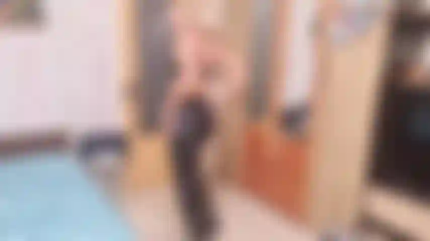 Falda larga de cuero provocativa.