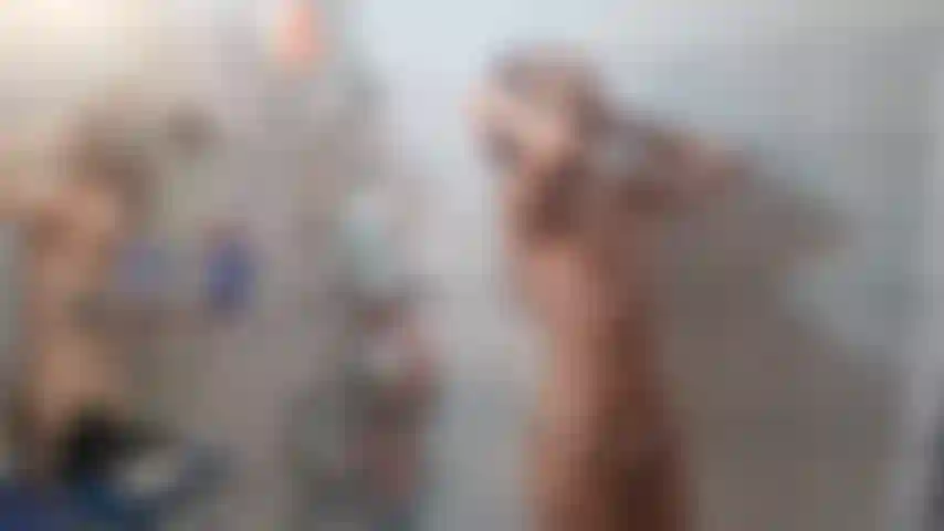 Diversión en la ducha y fetiche del lavado de pelo.