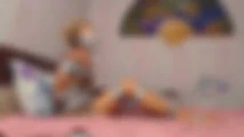 Lucho mientras estoy atada con cinta adhesiva.