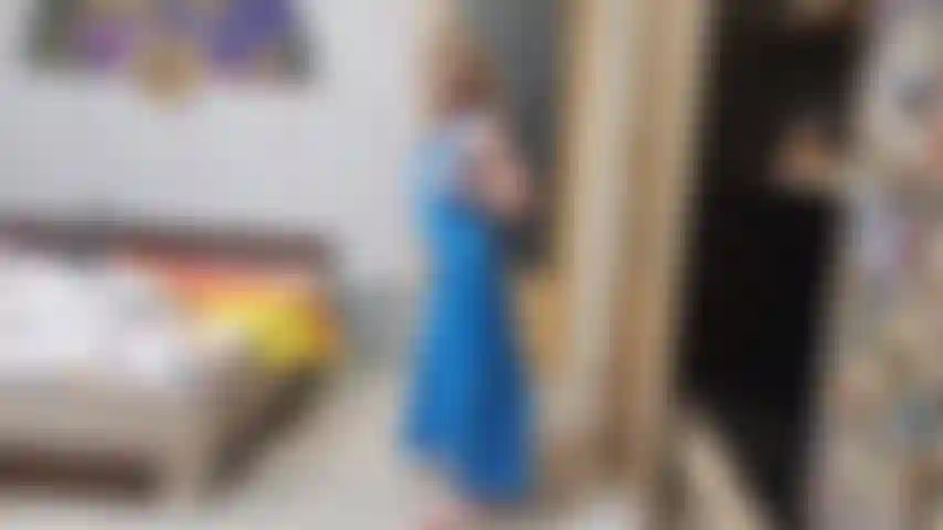 Modelando mis delantales de pvc mientras juego con mis tetas y mi coño.