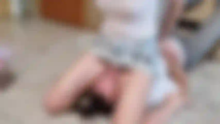 Dominación femenina, sentarse en la cara mientras llevo falda vaquera.