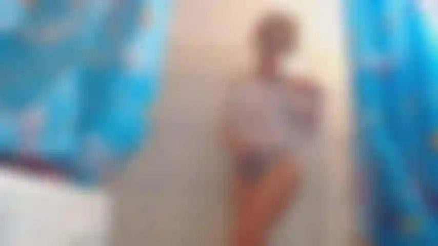 Camiseta mojada, masturbación en la ducha.