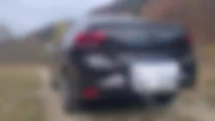 Sacudiendo y haciendo rebotar el coche.