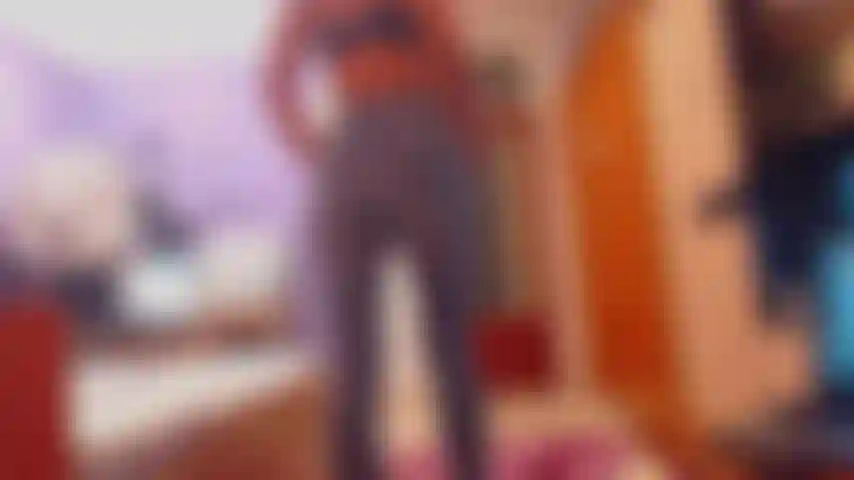 Te muestro el culo en jeans ajustados.