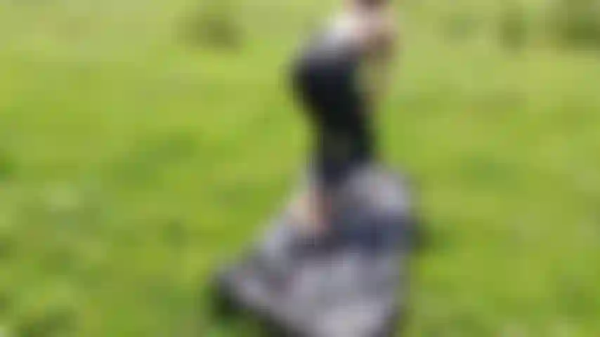 Me estiramiento al aire libre mientras uso pantalones cortavientos de nailon.