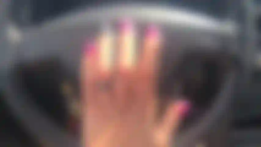 Clavos golpeando el volante.