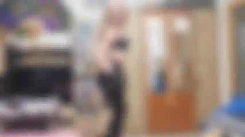 Provocándote con mi lápiz labial negro, pantalones de látex y guantes de látex.