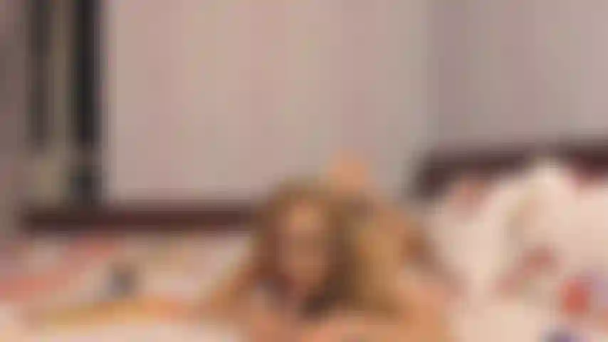 Hablar sucio, chupar consolador, fetiche de plantas, correrse en la boca.