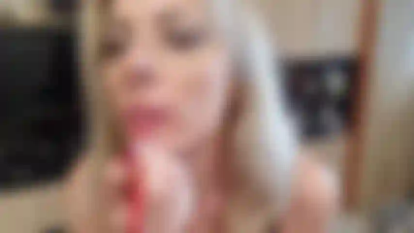 Te provoco mientras me pongo lápiz labial mientras fumo.