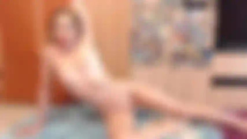 Les muestro mis costillas mientras hago estiramientos.