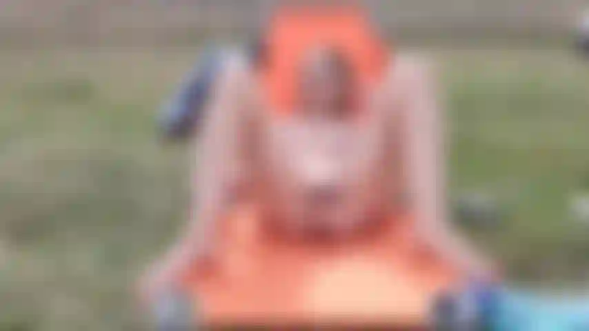 Follada de coño al aire libre con consolador, mamada de tetas y clítoris con aspiradora, orgasmo.