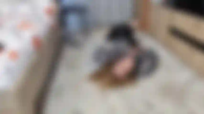 Striptease con abrigo de piel y cuero.