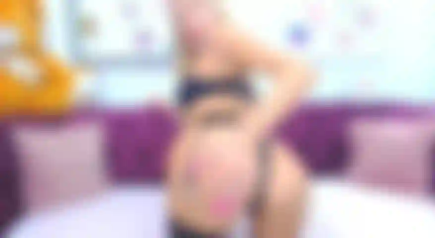 Goteando, gimiendo y completamente abierta sólo para ti.