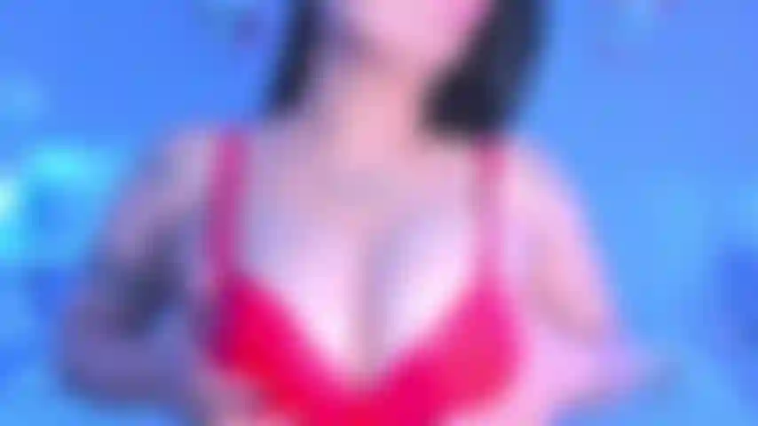 Sujetador rojo, pechos fruncidos.