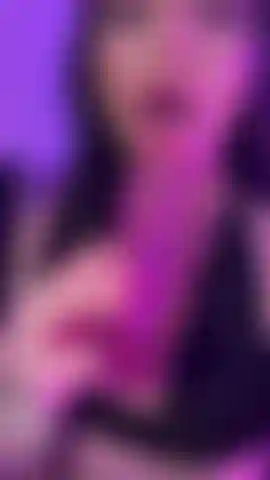 Folla mi garganta y mi coño de cerca para jugar.