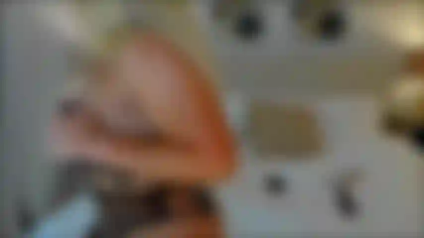 Un striptease lento y un juego sucio con el coño.