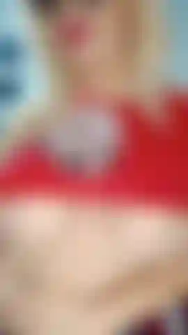 Con mi falda de cuadros me toco y juego con mis tetas para ti.