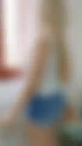 Frente a la ventana.