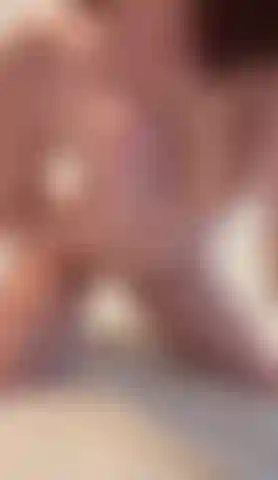 Juego con mis tetas y mi coño para ti.