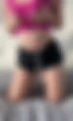 Striptease y masturbación de frente y de espaldas.