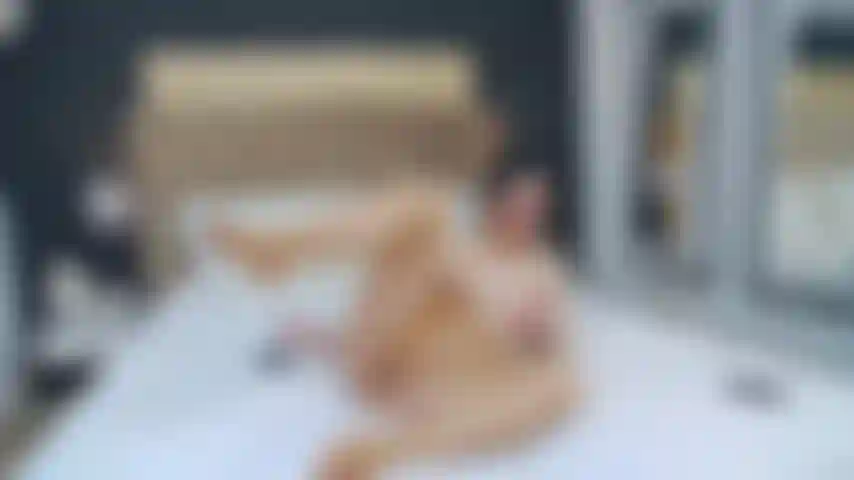 Burlándome de mi clítoris a través de las medias.