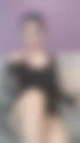 Burlándome de mis tetas y mi coño.