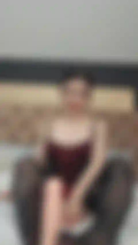 Acaricio el consolador entre mis pies de nailon.