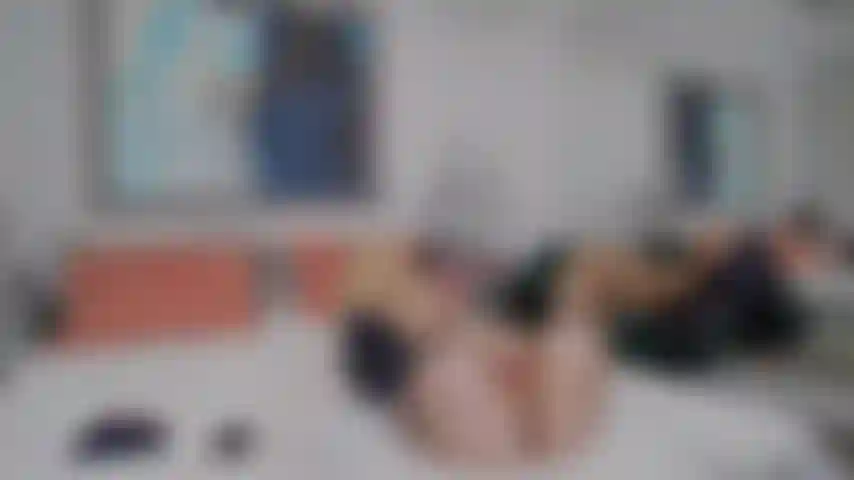 Jugando con mi clítoris, mientras te provoco.