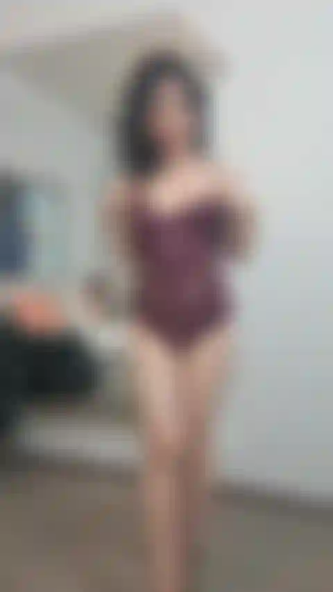 Desnuda, solo con tacones, me lamo las axilas.