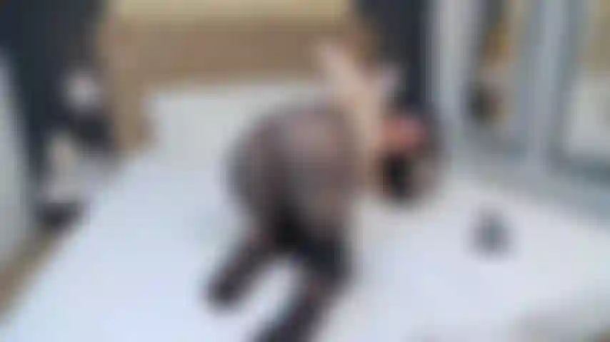 Tocándome el culo con pantimedias puestas.