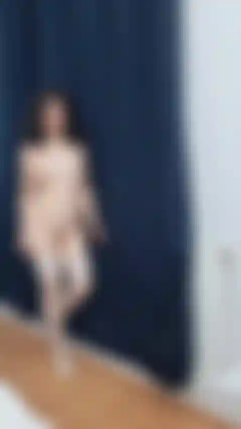 Caminando desnuda, solo con medias blancas y tacones blancos, te presento mi cuerpo sexy.